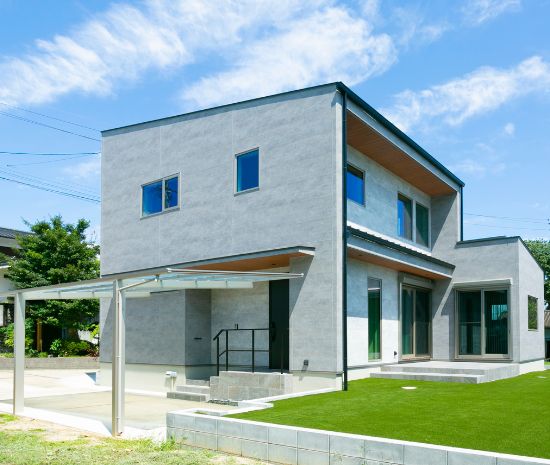 まるで美術館、ご夫婦のセンスと陽の光が溢れる住まい